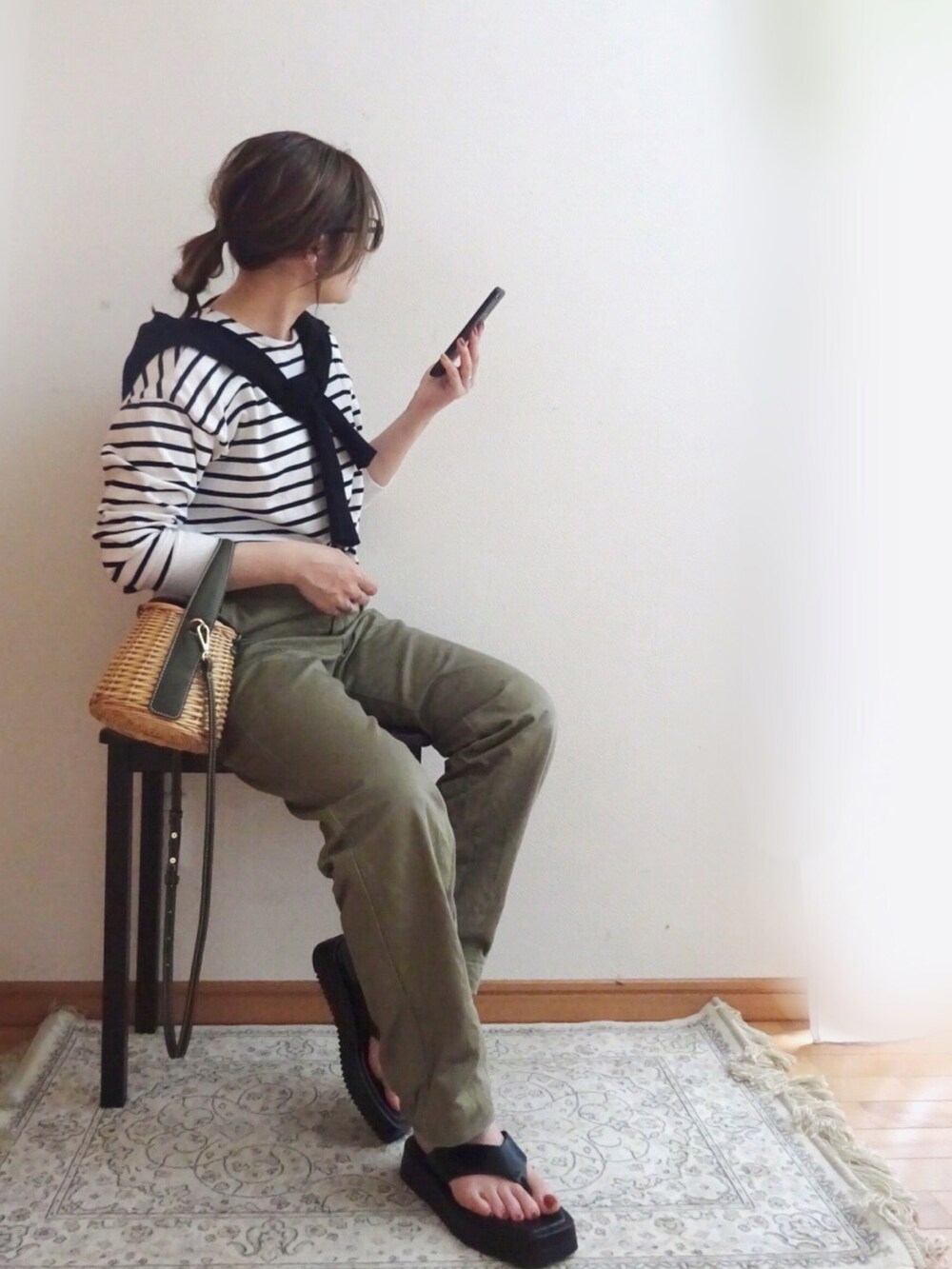 ホワイト系のTシャツ/カットソー、グリーン系のその他パンツ、ベージュ系のバッグを着用したレディースの春コーディネートの2枚目の写真