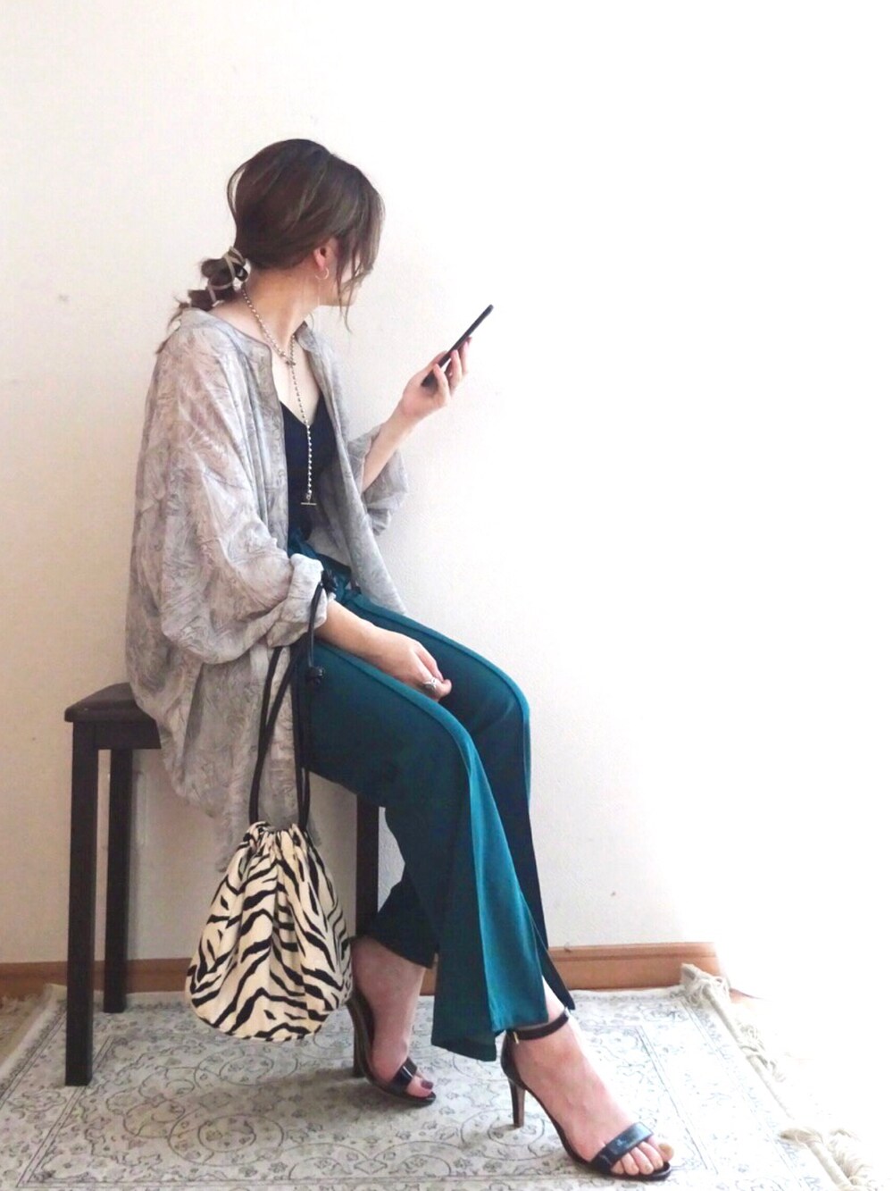 その他のショルダーバッグ、グリーン系のその他パンツ、ブラック系のキャミソールを着用したレディースの夏コーディネートの2枚目の写真