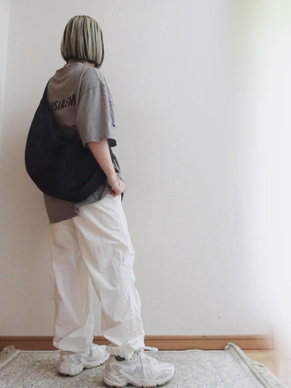 ホワイト系のカーゴパンツ、ブラック系のバッグ、グレー系のTシャツ/カットソーを着用したレディースの夏コーディネートの2枚目の写真