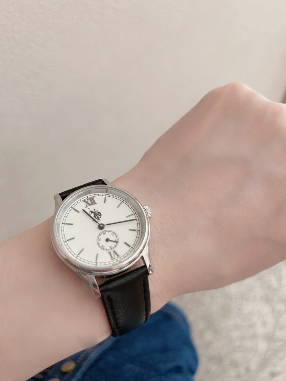 ホワイト系のデニムパンツ、シルバー系のサンダル、シルバー系のショルダーバッグを着用したレディースの春コーディネートの2枚目の写真