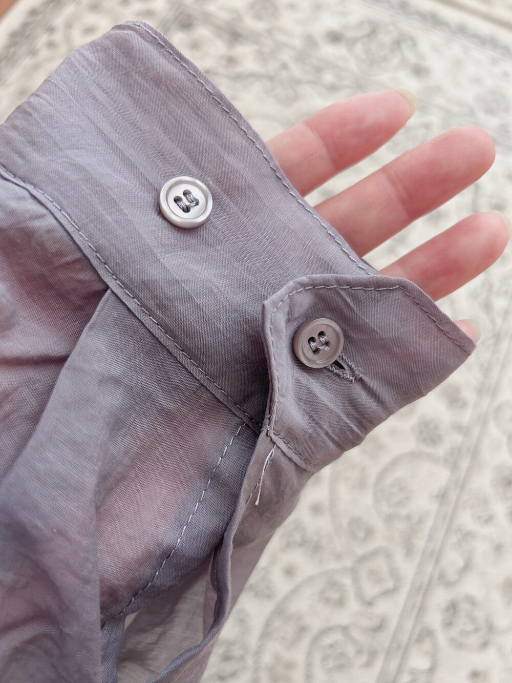 ブラック系のジャンパースカート、パープル系のシャツ/ブラウス、ブラック系のショルダーバッグを着用したレディースの春コーディネートの3枚目の写真