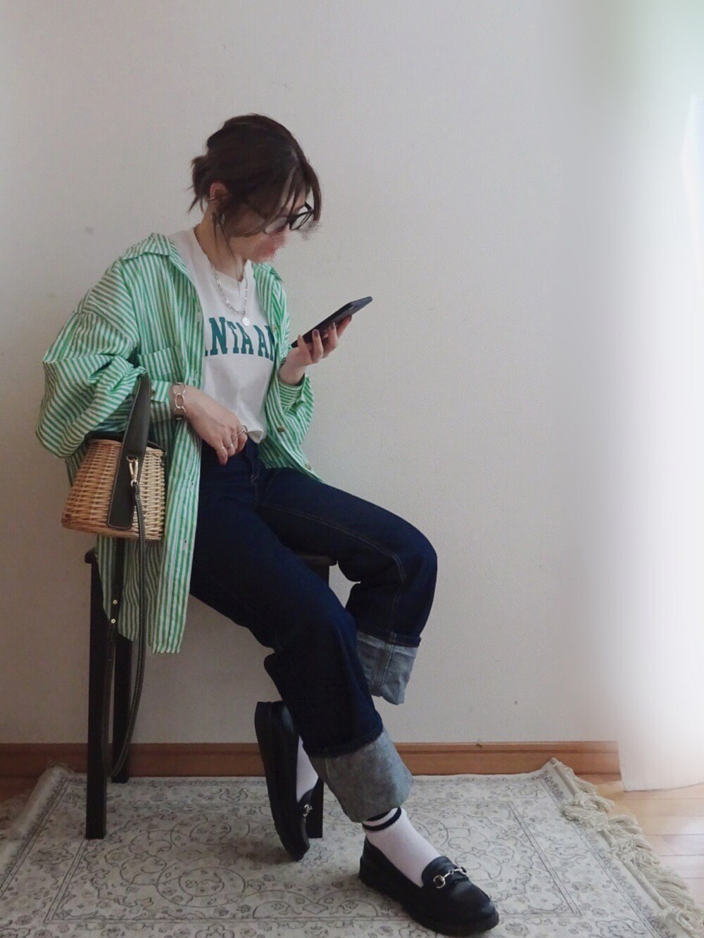 ブルー系のデニムパンツ、グリーン系のシャツ/ブラウス、ホワイト系のTシャツ/カットソーを着用したレディースの夏コーディネートの2枚目の写真