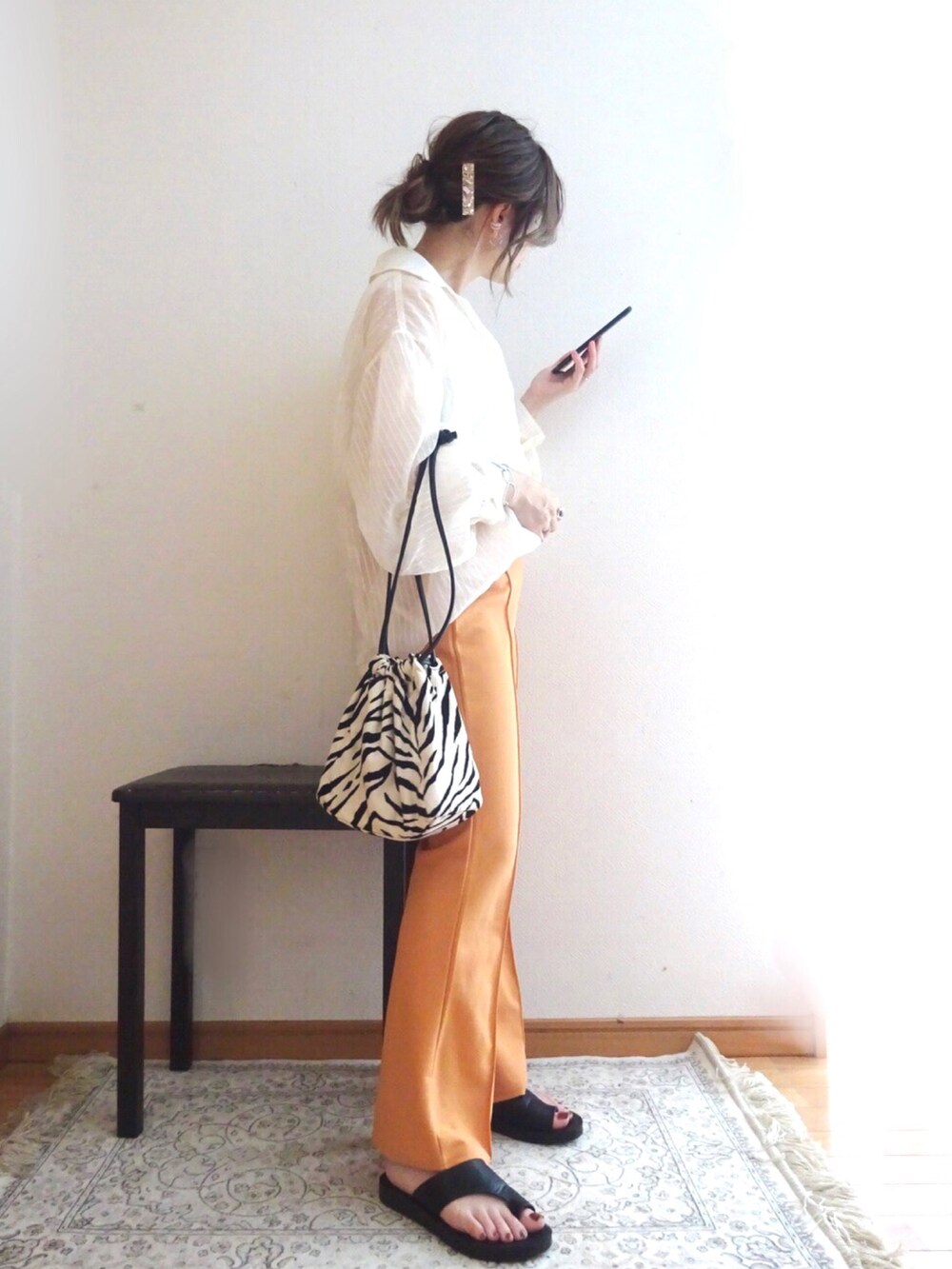 ホワイト系のシャツ/ブラウス、オレンジ系のパンツ、その他のショルダーバッグを着用したレディースの夏コーディネートの2枚目の写真