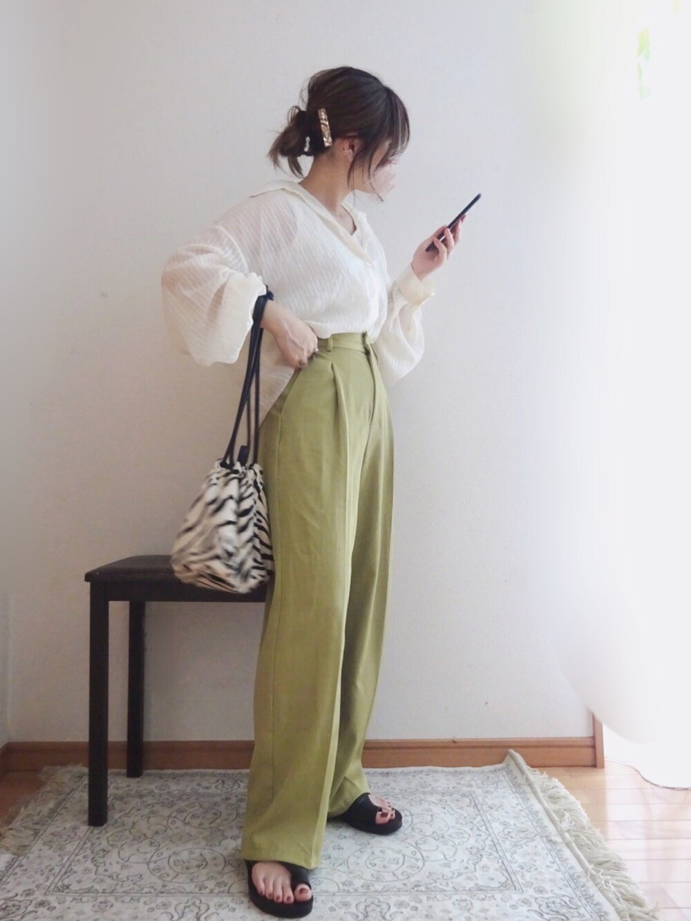 ホワイト系のシャツ/ブラウス、その他のショルダーバッグ、グリーン系のスラックスを着用したレディースの夏コーディネートの2枚目の写真