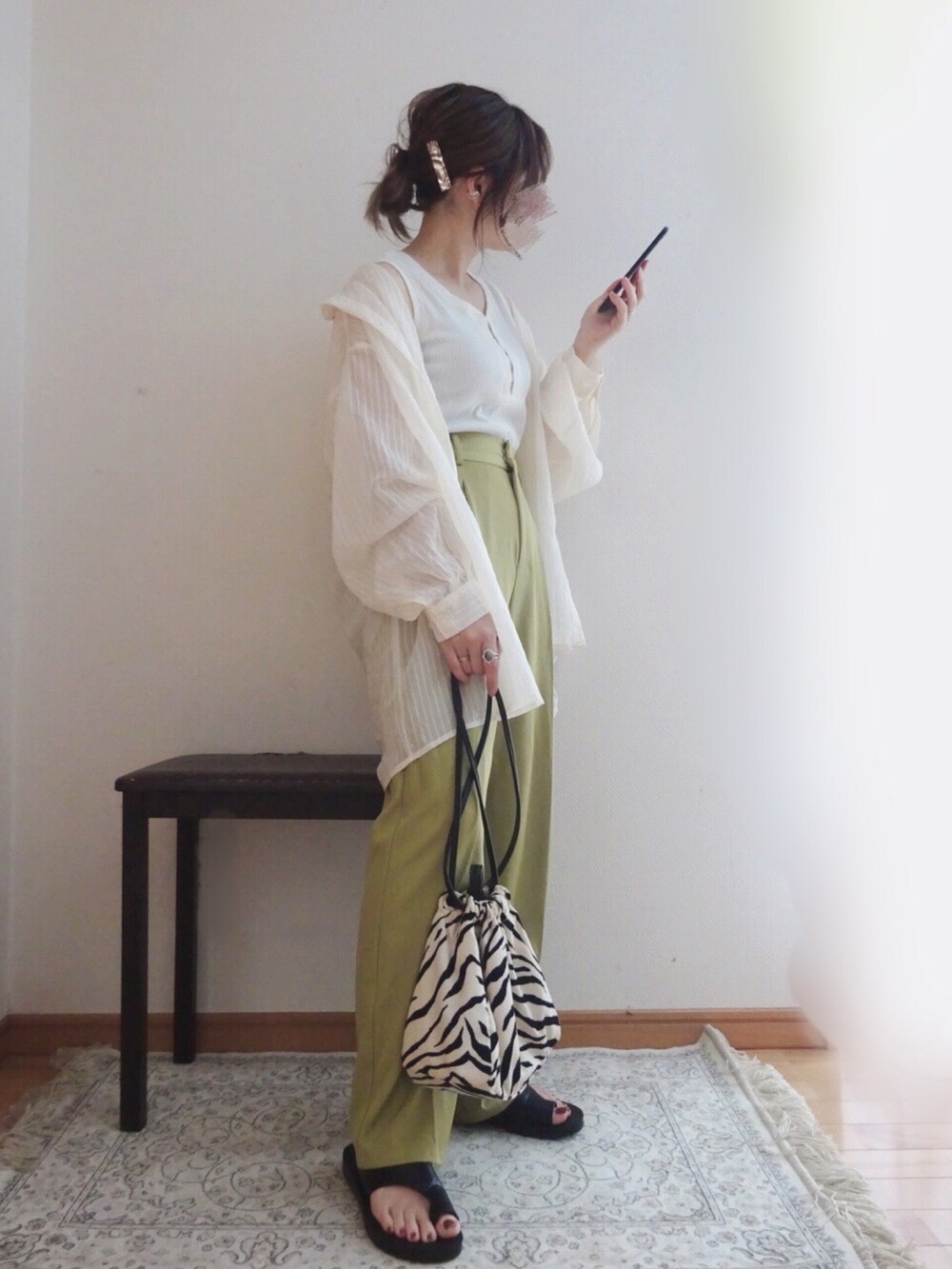ホワイト系のシャツ/ブラウス、その他のショルダーバッグ、グリーン系のスラックスを着用したレディースの夏コーディネートの5枚目の写真