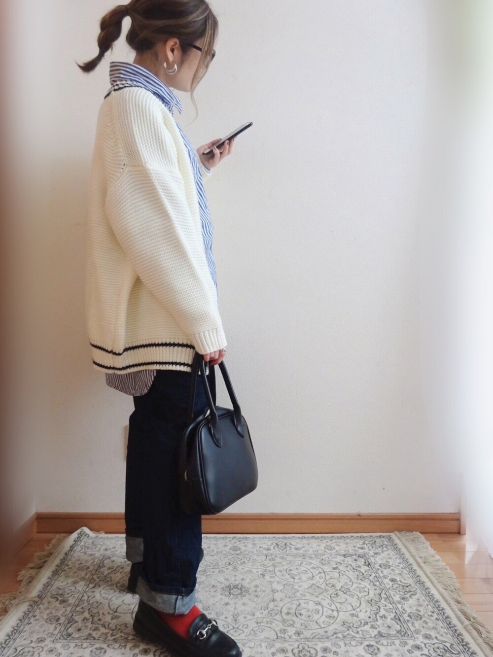 ホワイト系のカーディガン/ボレロ、ブルー系のシャツ/ブラウス、ブルー系のデニムパンツを着用したレディースの春コーディネートの2枚目の写真