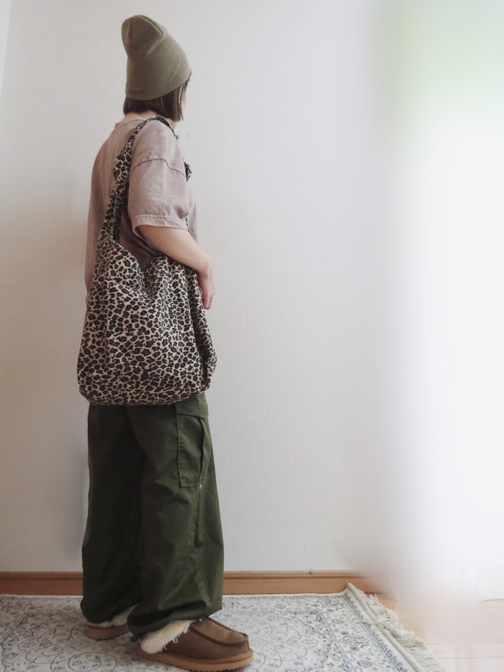 ブラウン系のTシャツ/カットソー、グリーン系のその他パンツ、ブラウン系のスリッポンを着用したレディースの秋コーディネートの2枚目の写真