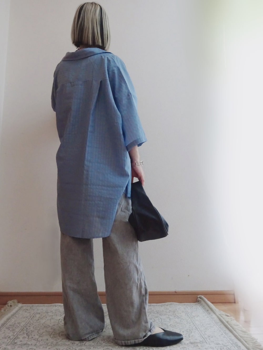 ブラック系のバレエシューズ、グレー系のパンツ、ブルー系のシャツ/ブラウスを着用したレディースの夏コーディネートの2枚目の写真