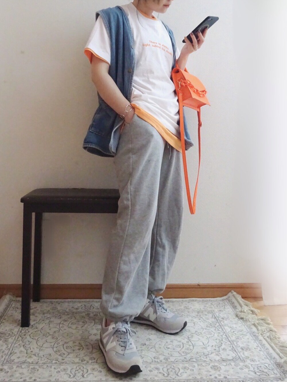 グレー系のその他パンツ、オレンジ系のショルダーバッグ、オレンジ系のTシャツ/カットソーを着用したレディースの春コーディネートの2枚目の写真