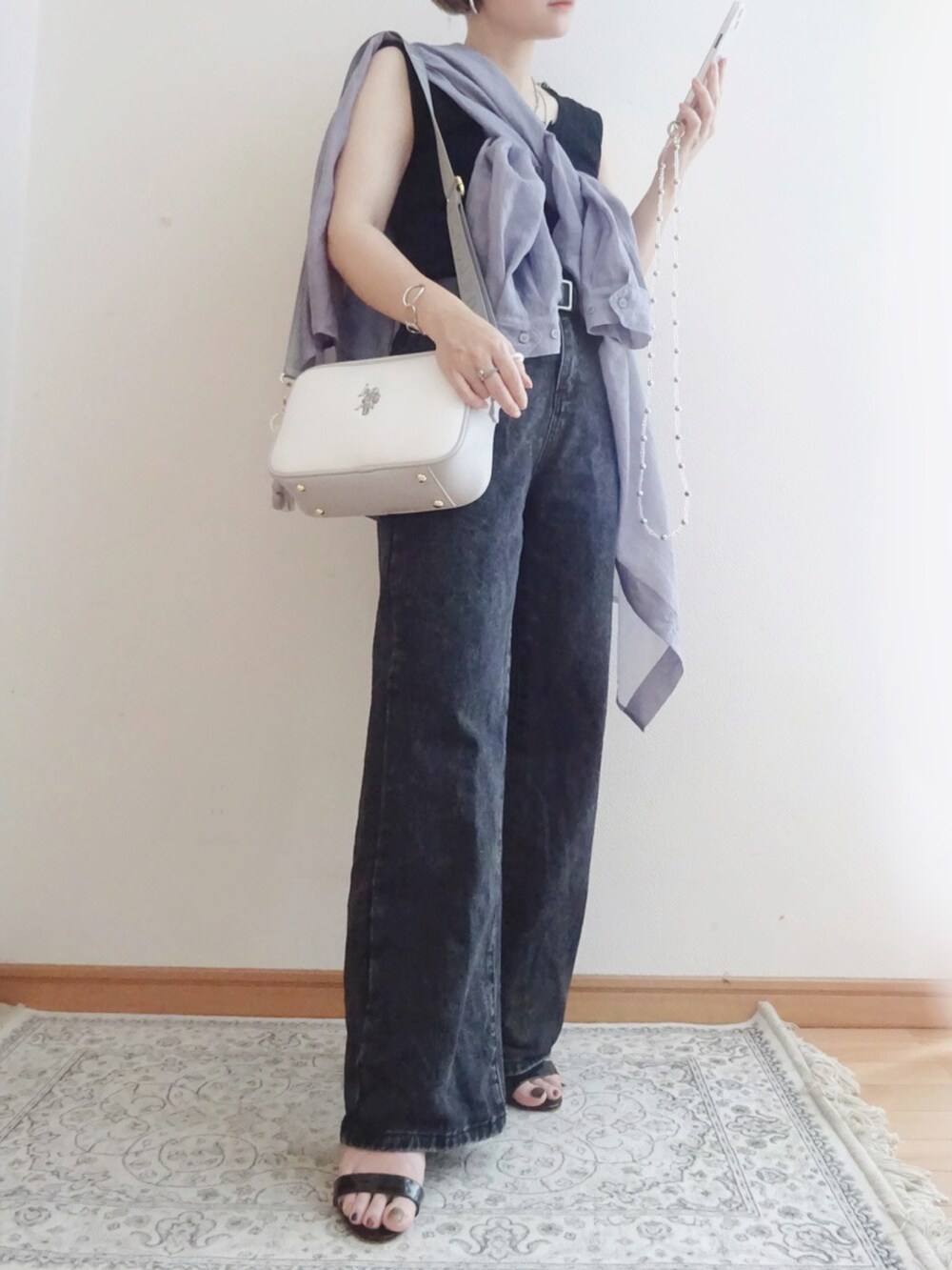 パープル系のシャツ/ブラウス、ホワイト系のショルダーバッグ、ブラック系のサンダルを着用したレディースの夏コーディネートの2枚目の写真