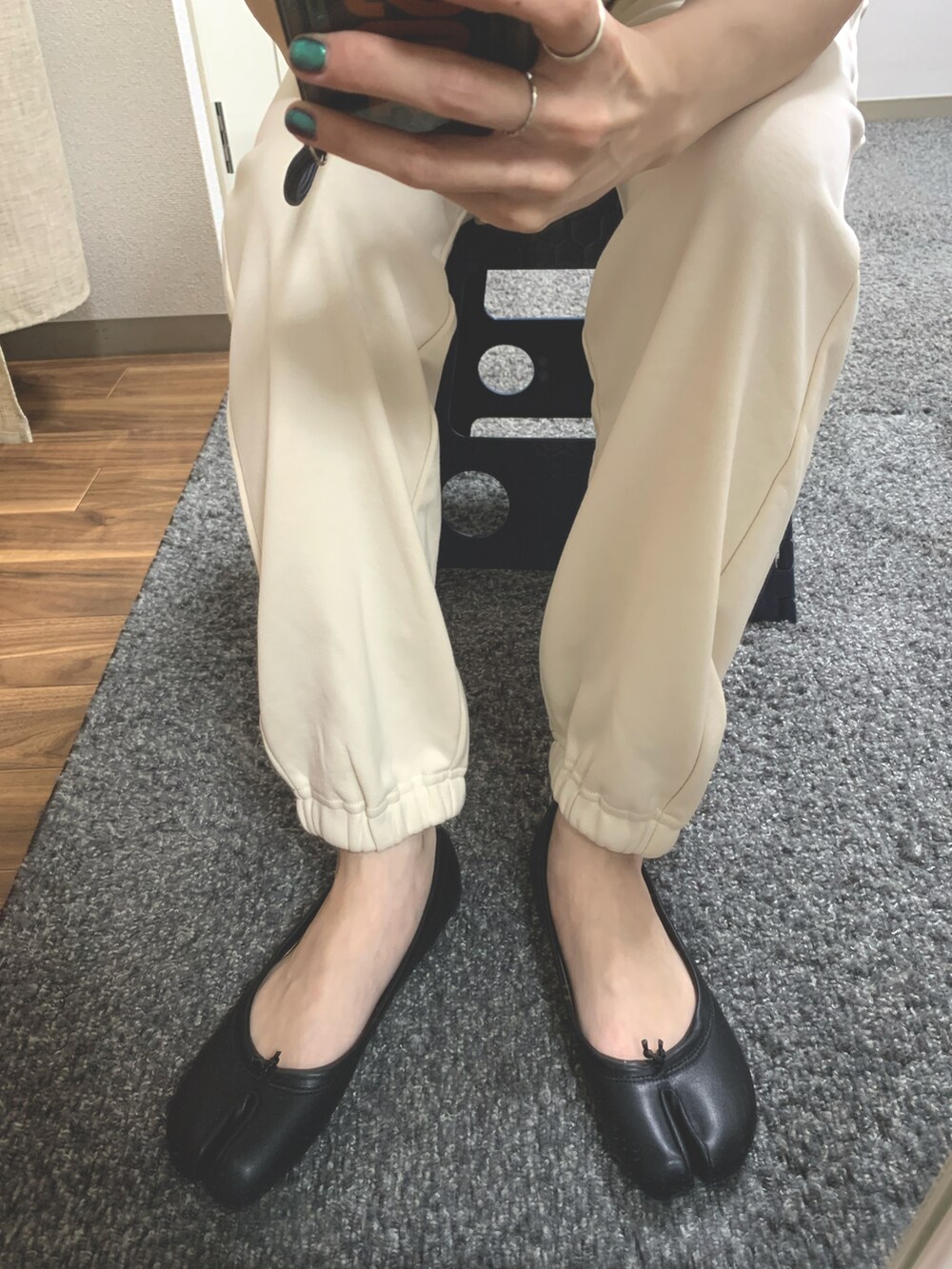ホワイト系のTシャツ/カットソー、ホワイト系のスウェットパンツ、ブラック系のパンプスを着用したレディースの夏コーディネートの2枚目の写真