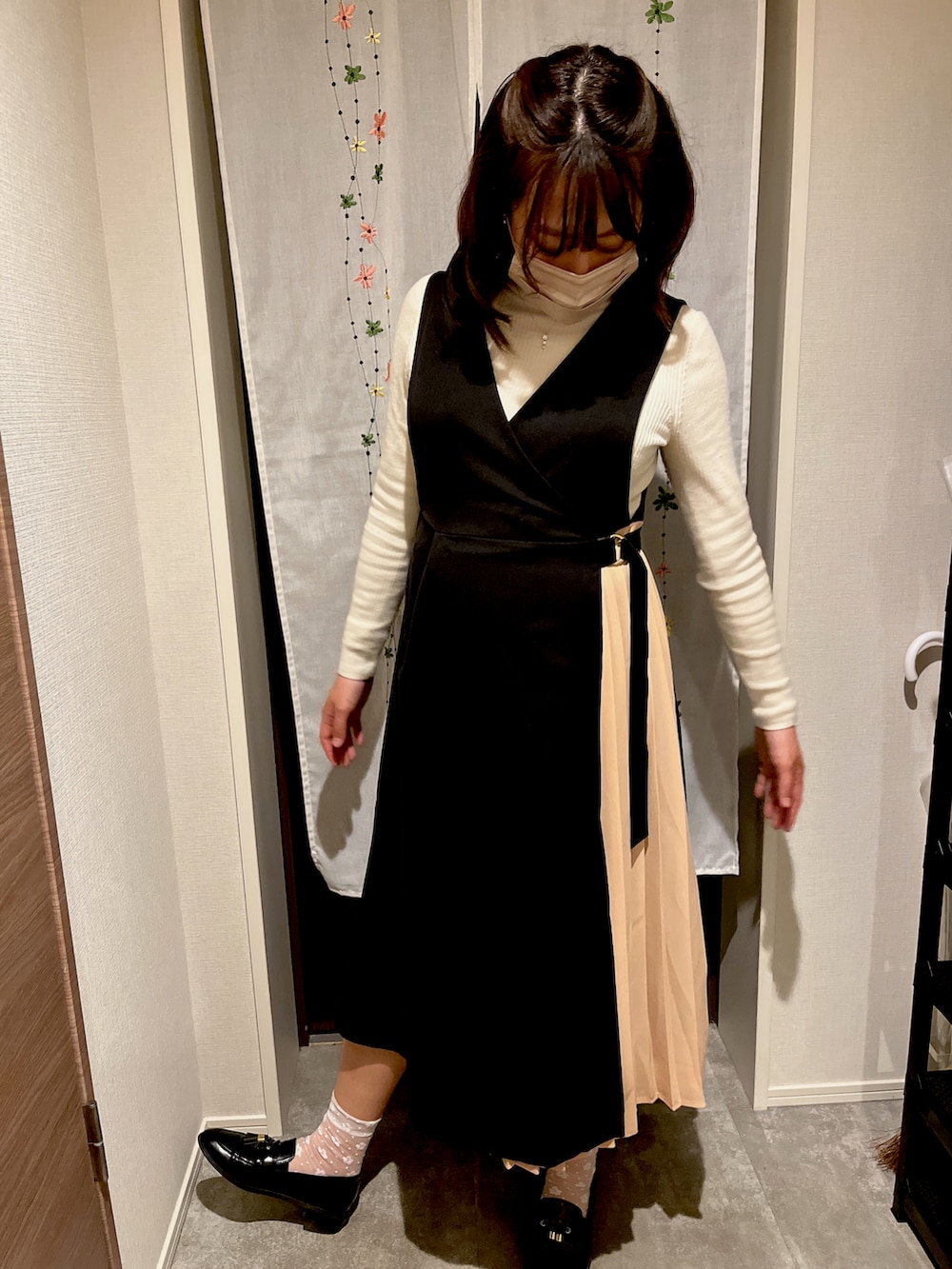 「スカジャン、春コーデ、大人かわいい、デート、大人コーデ、フリル、妊婦コーデ、靴下屋、レース靴下、UNIQLO、白ニット、しまむら、エナメルシューズ、キレイめ、おんなのこ」｜「milk teaのアイテム（ジャンパースカート、ブラック系）」を使った、ERIKOさん（レディース・163cm）の春コーディネートの3枚目の写真