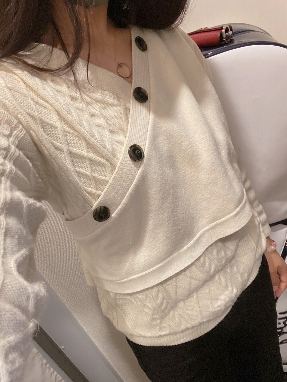 「オトナカジュアル、白黒、ニット、黒パンツ、ドクターマーチン、アズールバイマウジー(AZUL by moussy)、ジーユー、ブーツ、春コーデ、冬コーデ、白ニット、スニーカー」｜「Dr. Martensの２６６６４００１（ブーツ、ブラック系）」を使った、ERIKOさん（レディース・163cm）の春コーディネートの4枚目の写真