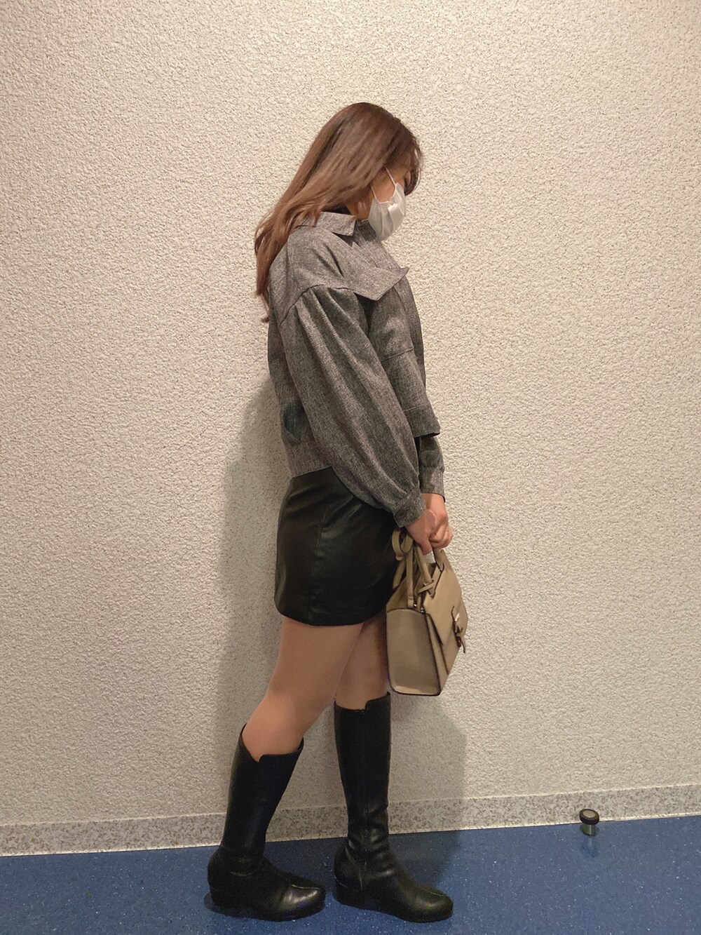 「秋冬コーデ、シンプルコーデ、大人カジュアル、４℃、AZUL、UNIQLO、しまむら、&chouette、ブラック、グレー、タートルネック、ロングブーツ、ZARA、ミニスカート、キレイめ」｜「& chouetteのオトナミューズフラップベルトハンドバッグ（ハンドバッグ、ベージュ系）」を使った、ERIKOさん（レディース・163cm）の秋コーディネートの5枚目の写真