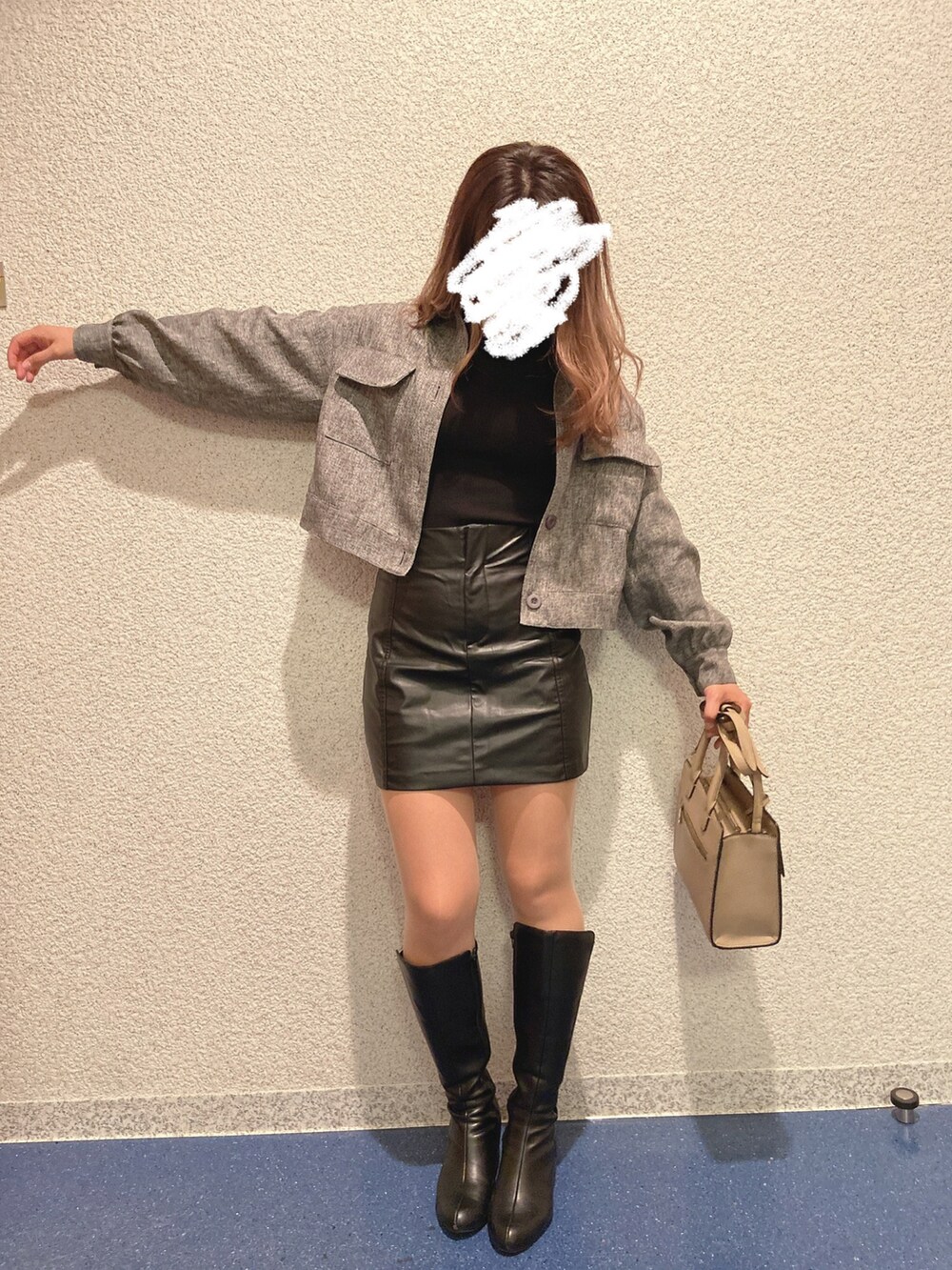 「秋冬コーデ、シンプルコーデ、大人カジュアル、４℃、AZUL、UNIQLO、しまむら、&chouette、ブラック、グレー、タートルネック、ロングブーツ、ZARA、ミニスカート、キレイめ」｜「& chouetteのオトナミューズフラップベルトハンドバッグ（ハンドバッグ、ベージュ系）」を使った、ERIKOさん（レディース・163cm）の秋コーディネートの2枚目の写真