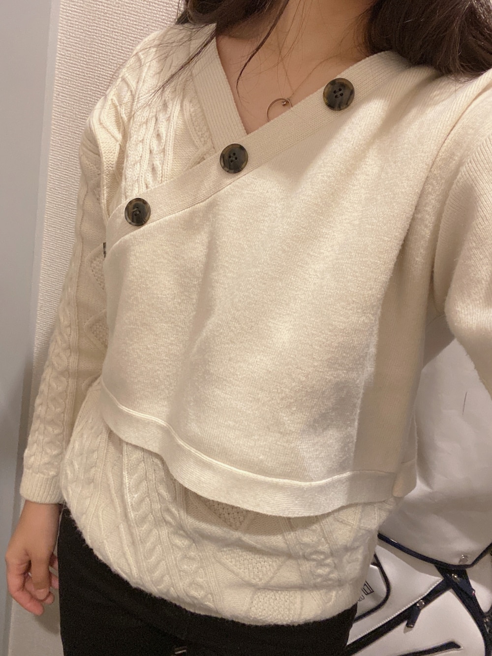 「オトナカジュアル、白黒、ニット、黒パンツ、ドクターマーチン、アズールバイマウジー(AZUL by moussy)、ジーユー、ブーツ、春コーデ、冬コーデ、白ニット、スニーカー」｜「Dr. Martensの２６６６４００１（ブーツ、ブラック系）」を使った、ERIKOさん（レディース・163cm）の春コーディネートの3枚目の写真
