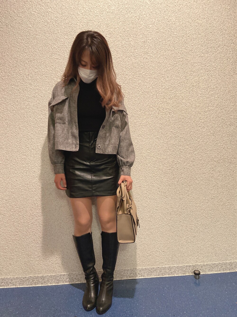 「秋冬コーデ、シンプルコーデ、大人カジュアル、４℃、AZUL、UNIQLO、しまむら、&chouette、ブラック、グレー、タートルネック、ロングブーツ、ZARA、ミニスカート、キレイめ」｜「& chouetteのオトナミューズフラップベルトハンドバッグ（ハンドバッグ、ベージュ系）」を使った、ERIKOさん（レディース・163cm）の秋コーディネートの3枚目の写真