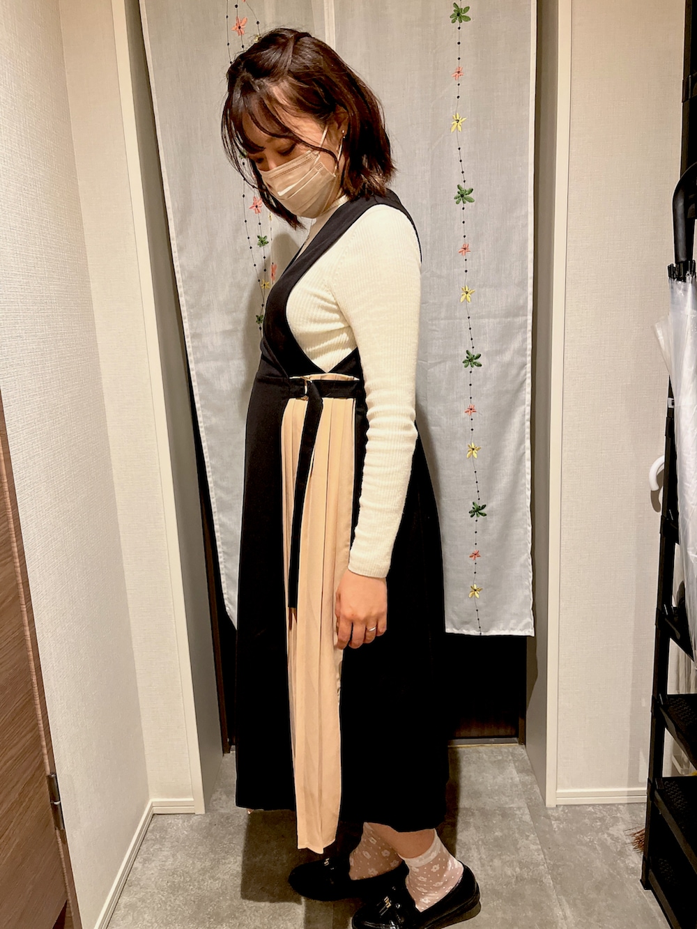 「スカジャン、春コーデ、大人かわいい、デート、大人コーデ、フリル、妊婦コーデ、靴下屋、レース靴下、UNIQLO、白ニット、しまむら、エナメルシューズ、キレイめ、おんなのこ」｜「milk teaのアイテム（ジャンパースカート、ブラック系）」を使った、ERIKOさん（レディース・163cm）の春コーディネートの2枚目の写真