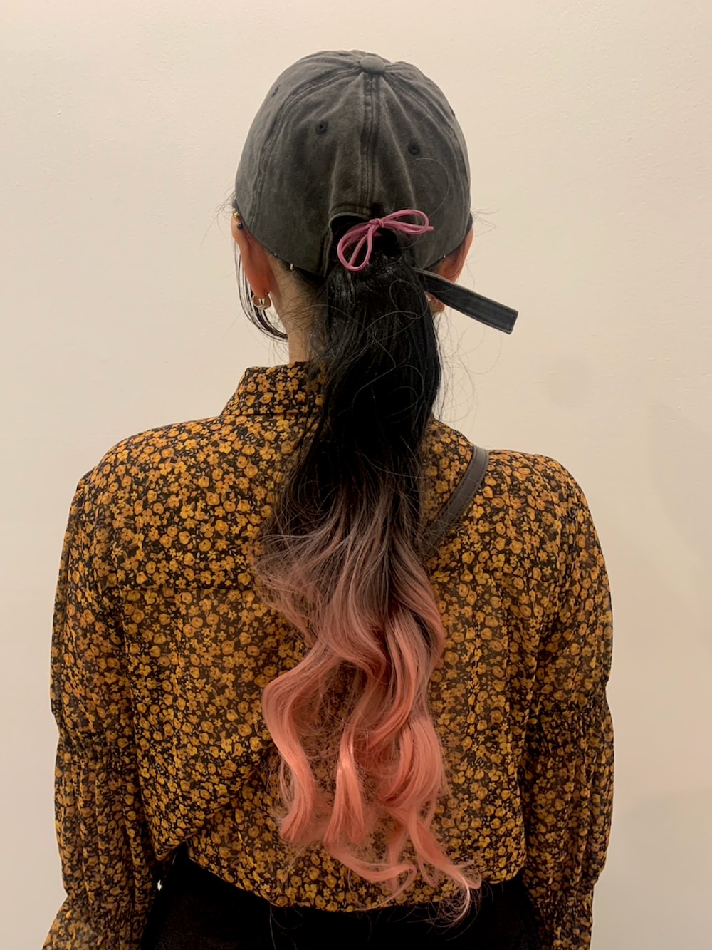 「秋コーデ、ブラウス×パンツ、休日スタイル、キャップ、ウィッグ、デブでもオシャレ、シンプルカジュアル」｜「H&Mのアイテム（シャツ/ブラウス、イエロー系）」を使った、natsuさん（レディース・163cm）の秋コーディネートの2枚目の写真