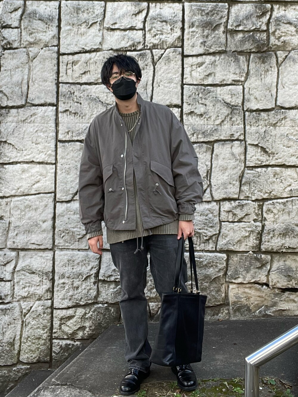 グリーン系のモッズコート、グリーン系のニット/セーター、ブラック系のトートバッグを着用したメンズの秋コーディネートの2枚目の写真