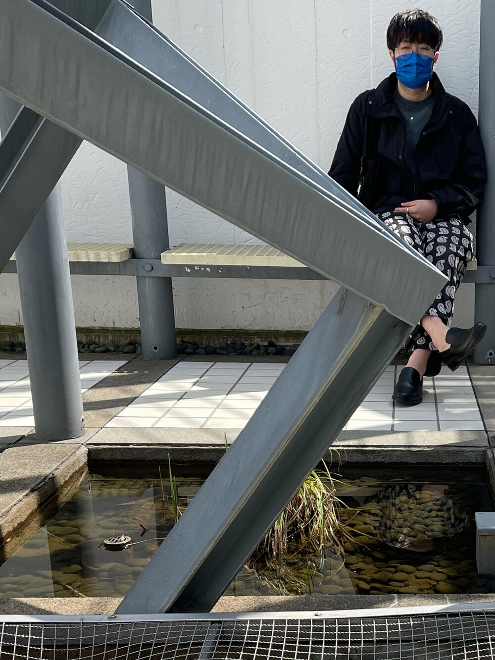 グリーン系のTシャツ/カットソー、ブラック系のブルゾン、ブラック系のその他パンツを着用したメンズの春コーディネートの2枚目の写真