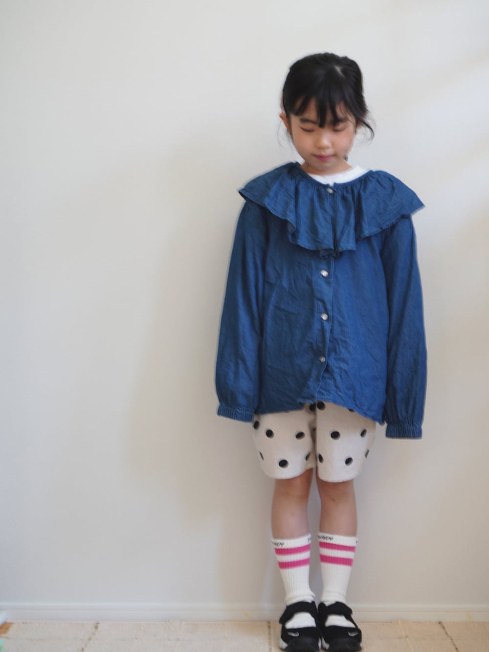 ブルー系のシャツ/ブラウス、ベージュ系のその他パンツ、ブラック系のスニーカーを着用したキッズの春コーディネートの3枚目の写真