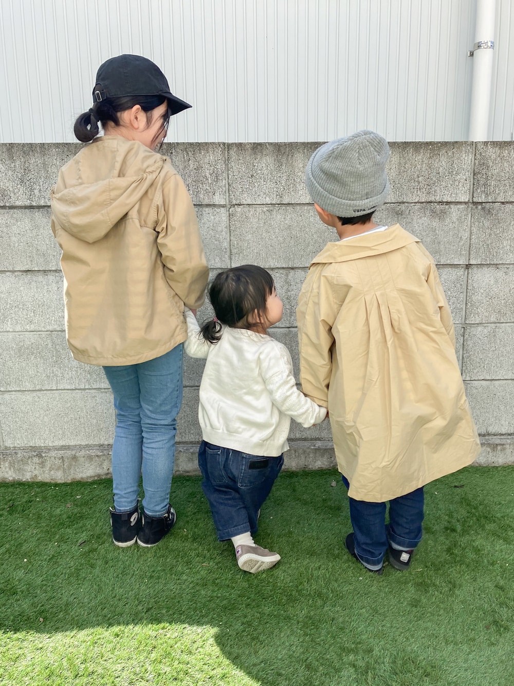 ブルー系のTシャツ/カットソー、ブルー系のデニムパンツ、ブラック系のスニーカーを着用したキッズの春コーディネートの2枚目の写真