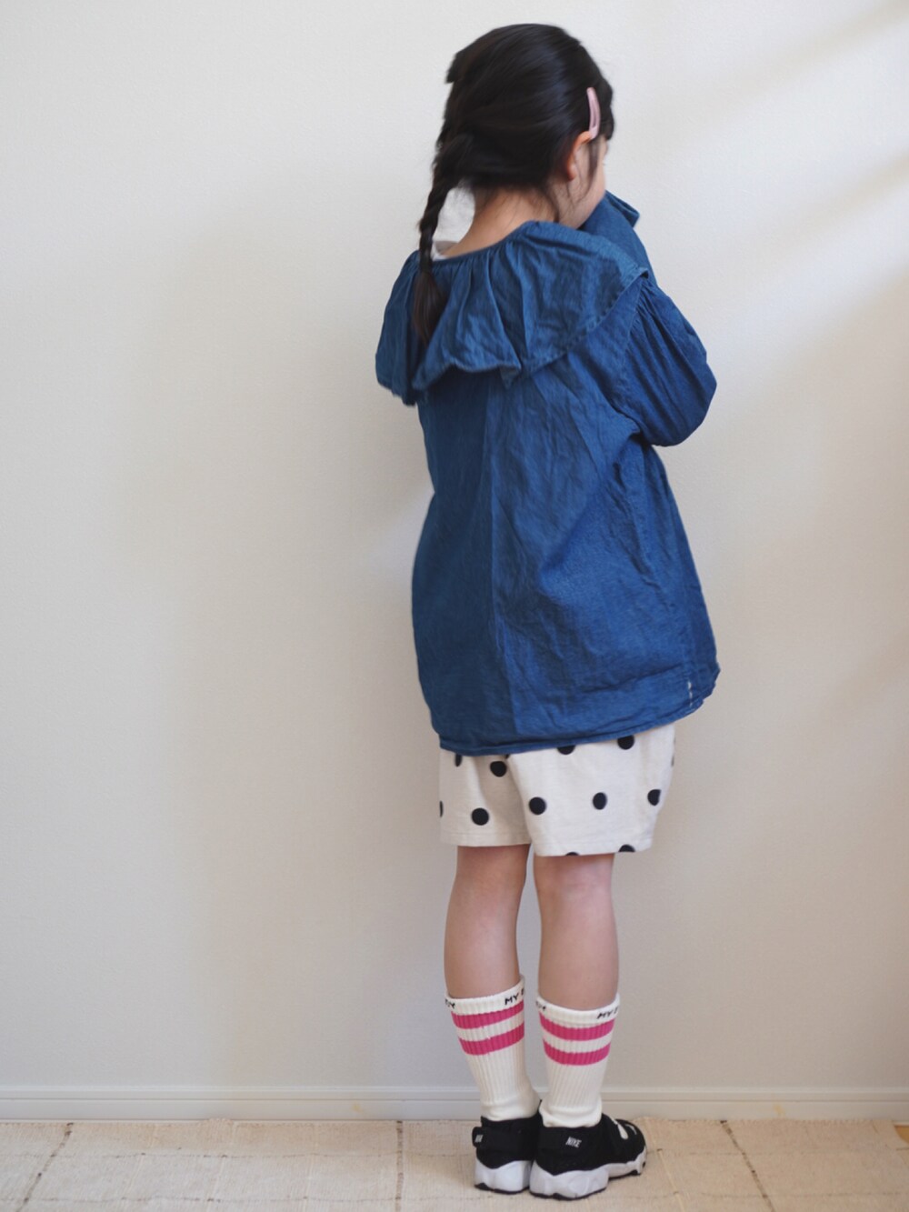 ブルー系のシャツ/ブラウス、ベージュ系のその他パンツ、ブラック系のスニーカーを着用したキッズの春コーディネートの4枚目の写真