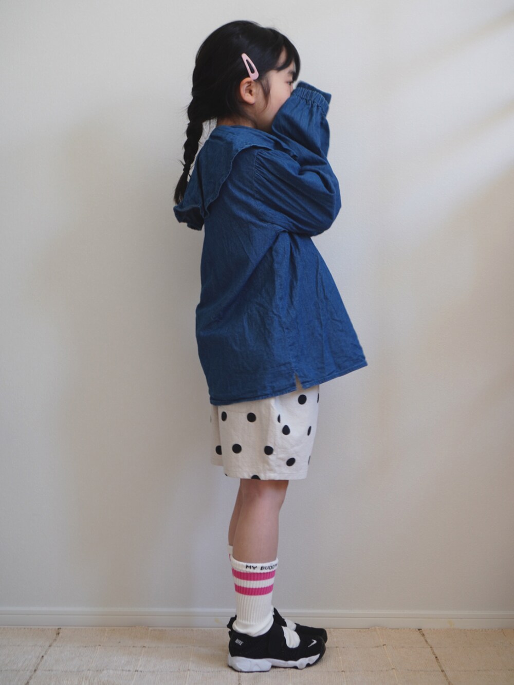 ブルー系のシャツ/ブラウス、ベージュ系のその他パンツ、ブラック系のスニーカーを着用したキッズの春コーディネートの2枚目の写真