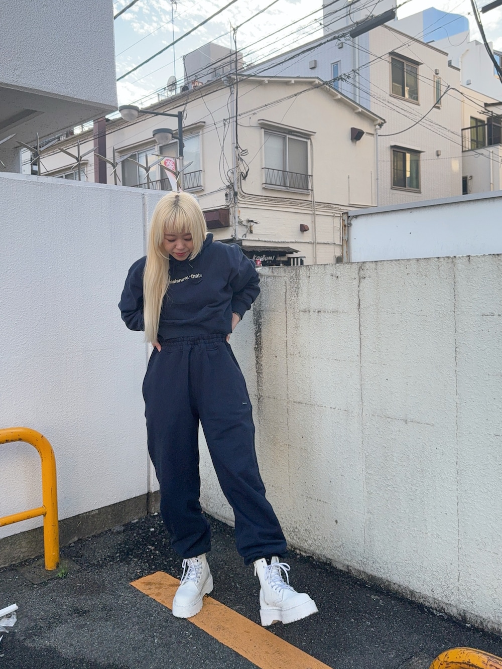 「ブーツスタイル、厚底ブーツ、スウェットセットアップ、スウェット、スウェットパンツ、Dr.Martens、8ホール、シンプルコーデ、低身長女子、ハイトーンカラー」｜「thisisneverthatのT-Logo W Hoodie（パーカー、ブルー系）」を使った、Mikuさん（レディース・158cm）の冬コーディネートの2枚目の写真