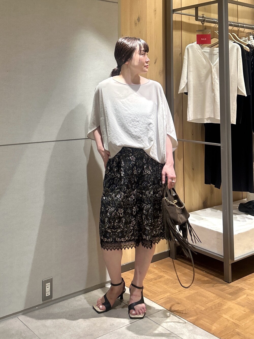 グレー系のシャツ/ブラウス、ブラック系のサンダル、グリーン系のその他パンツを着用したレディースの夏コーディネートの3枚目の写真