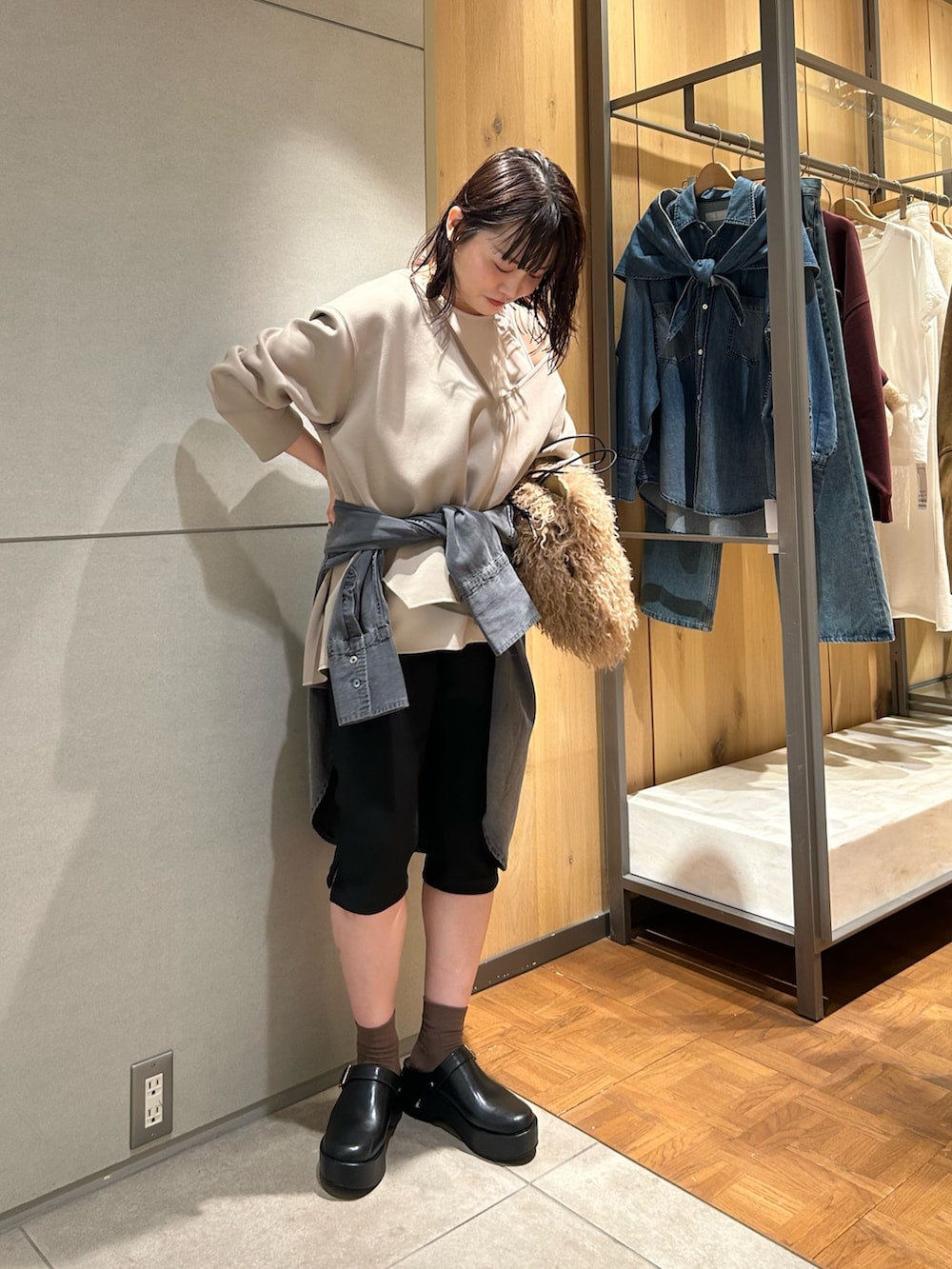 ブルー系のシャツ/ブラウス、ブラック系のその他パンツ、ブラック系のその他シューズを着用したレディースの秋コーディネートの3枚目の写真
