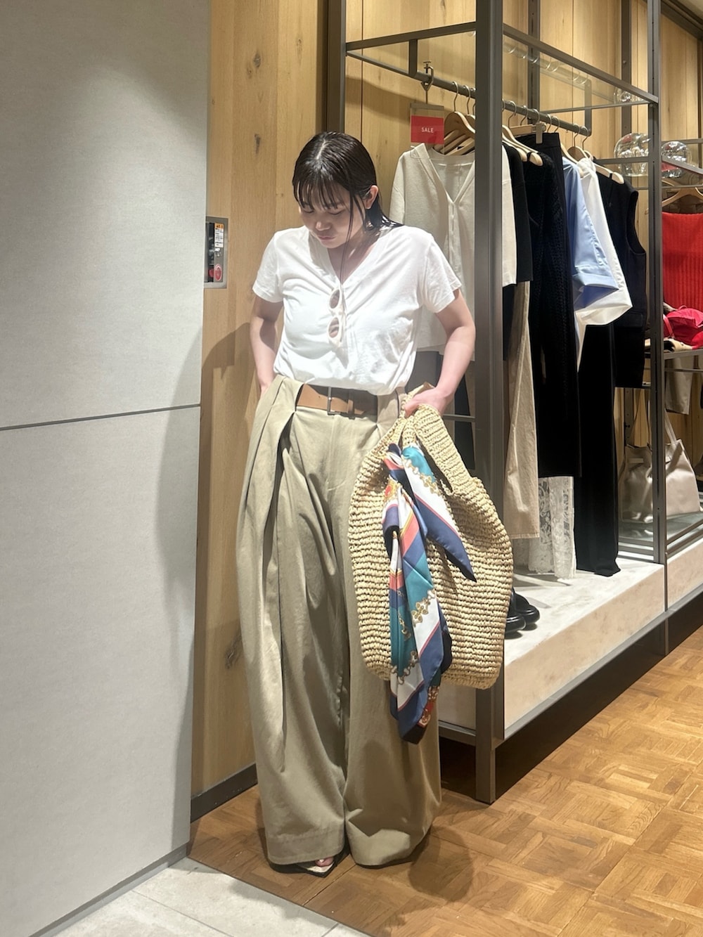 ベージュ系のその他パンツ、ホワイト系のTシャツ/カットソー、グリーン系のバンダナ/スカーフを着用したレディースの夏コーディネートの2枚目の写真