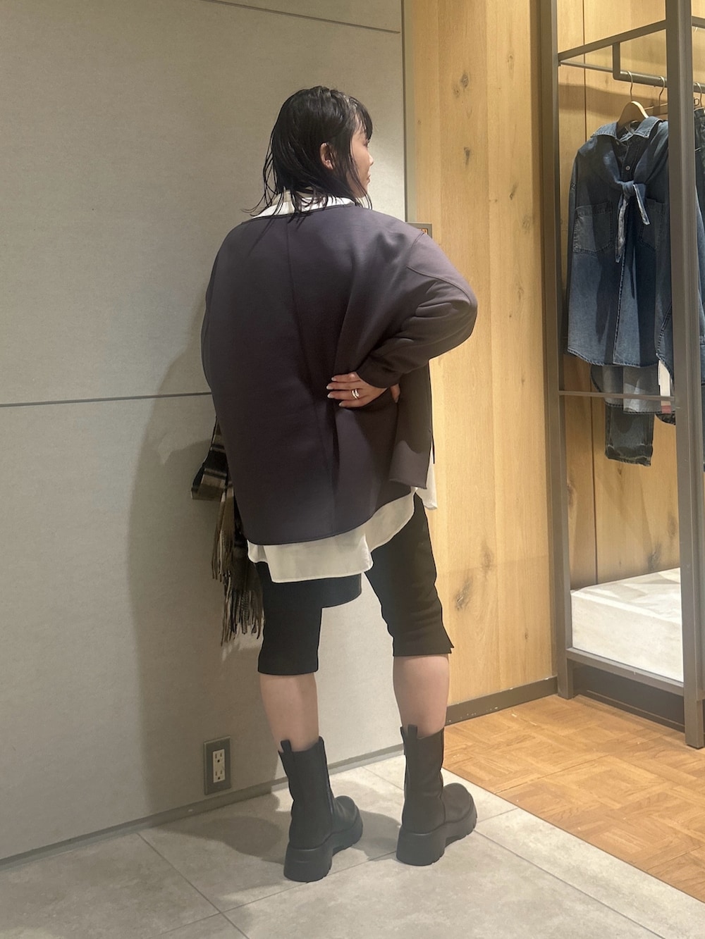 ホワイト系のシャツ/ブラウス、ブラック系のトートバッグ、ブラック系のその他パンツを着用したレディースの秋コーディネートの4枚目の写真