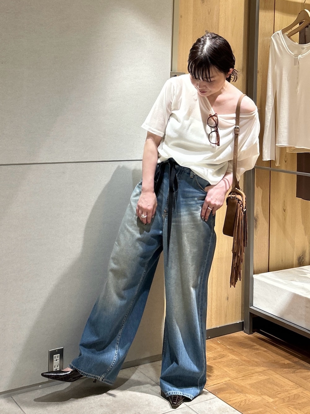 ブラウン系のその他シューズ、イエロー系のショルダーバッグ、ブルー系のデニムパンツを着用したレディースの夏コーディネートの2枚目の写真