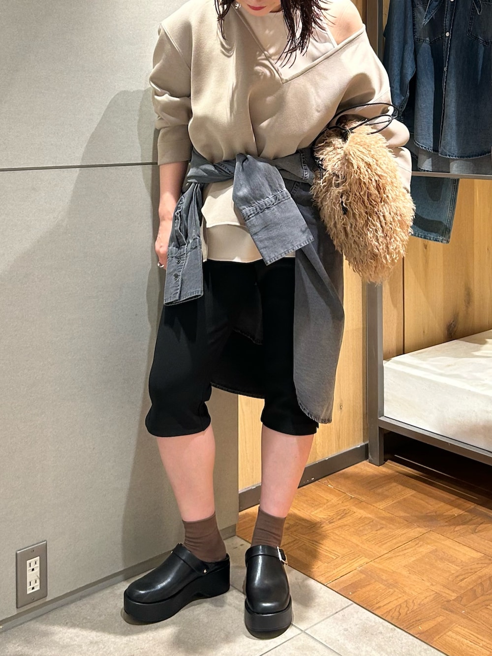 ブルー系のシャツ/ブラウス、ブラック系のその他パンツ、ブラック系のその他シューズを着用したレディースの秋コーディネートの2枚目の写真