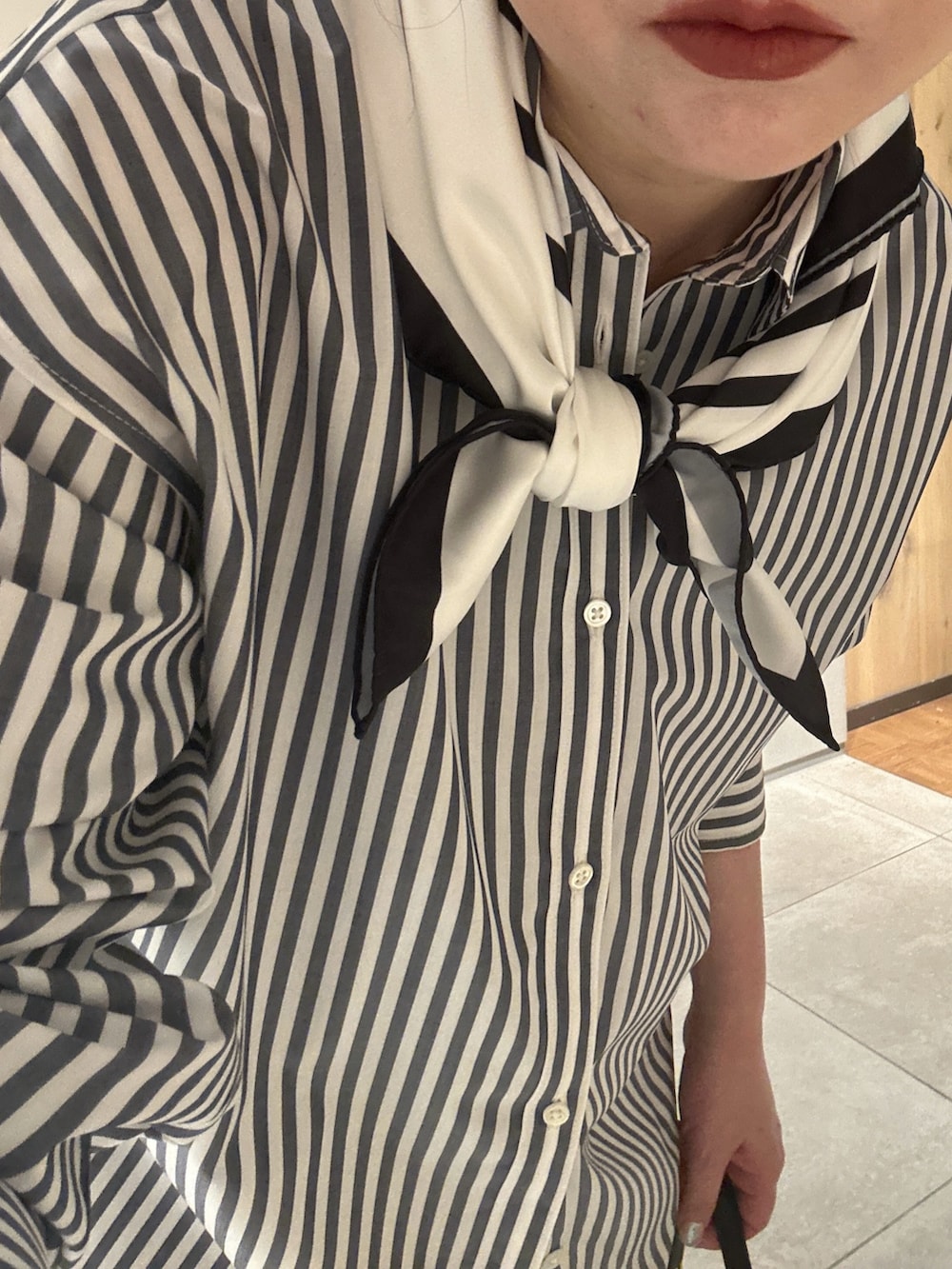 ブルー系のシャツ/ブラウス、グレー系のその他パンツ、ブラック系のサンダルを着用したレディースの冬コーディネートの4枚目の写真