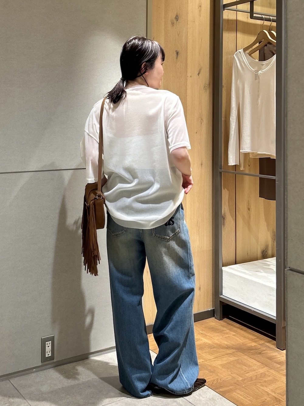 ブラウン系のその他シューズ、イエロー系のショルダーバッグ、ブルー系のデニムパンツを着用したレディースの夏コーディネートの4枚目の写真