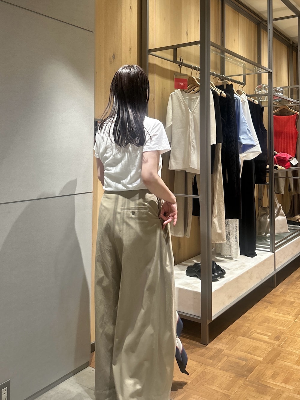 ベージュ系のその他パンツ、ホワイト系のTシャツ/カットソー、グリーン系のバンダナ/スカーフを着用したレディースの夏コーディネートの4枚目の写真