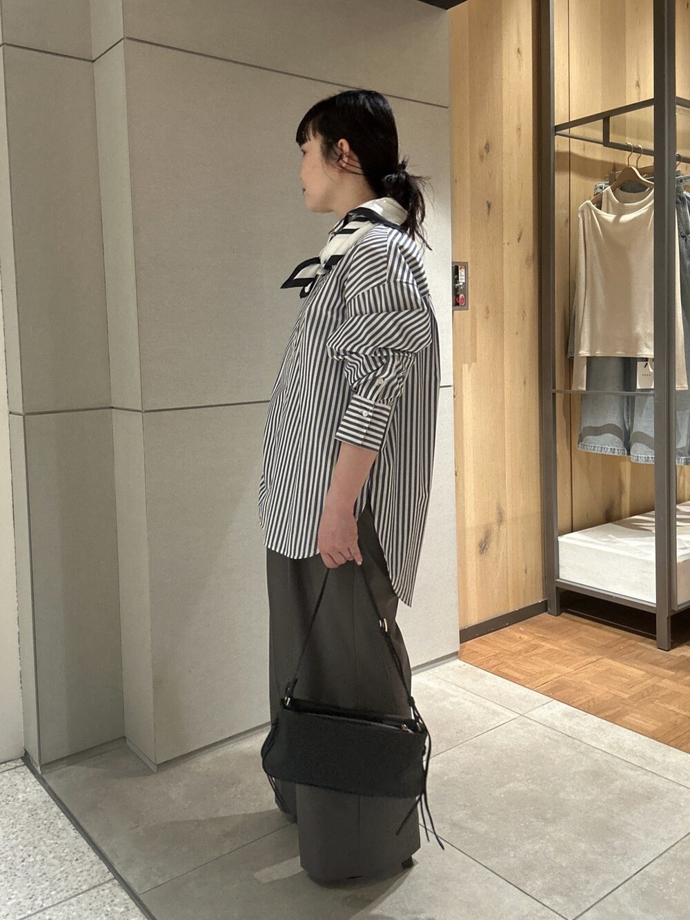 ブルー系のシャツ/ブラウス、グレー系のその他パンツ、ブラック系のサンダルを着用したレディースの冬コーディネートの3枚目の写真