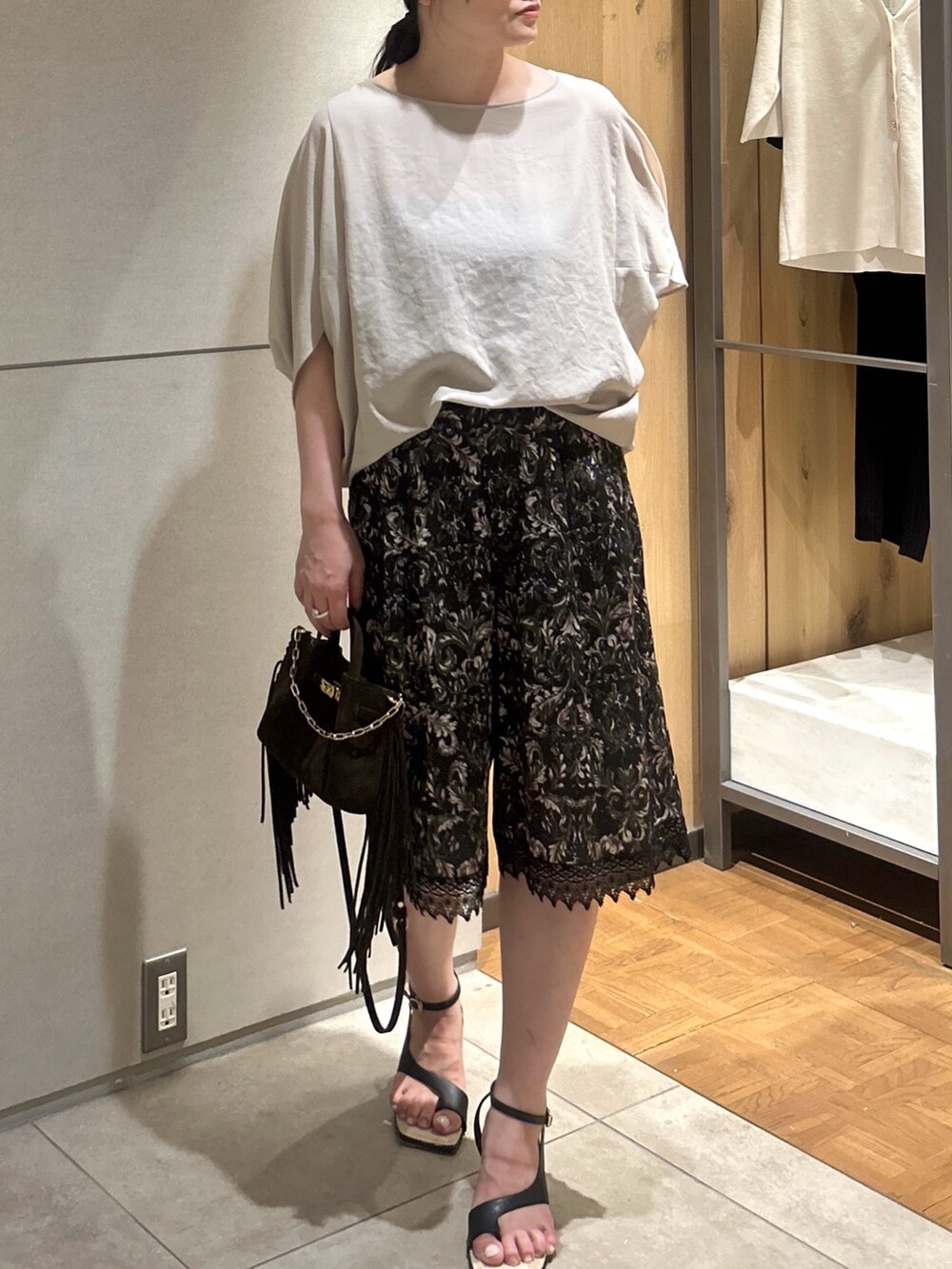 グレー系のシャツ/ブラウス、ブラック系のサンダル、グリーン系のその他パンツを着用したレディースの夏コーディネートの2枚目の写真