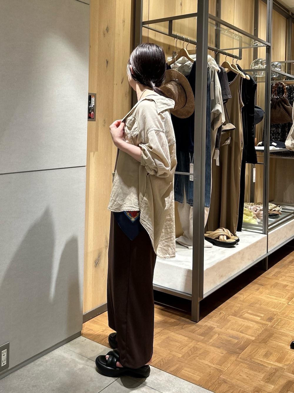 ブラウン系のワンピース、ブラウン系のワンピース、ブラック系のサンダルを着用したレディースの夏コーディネートの4枚目の写真