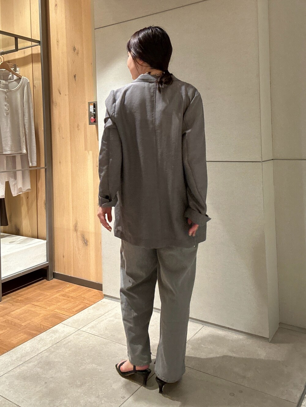 グレー系のサロペット/オーバーオール、グレー系のベスト、ブラック系のサンダルを着用したレディースの春コーディネートの5枚目の写真