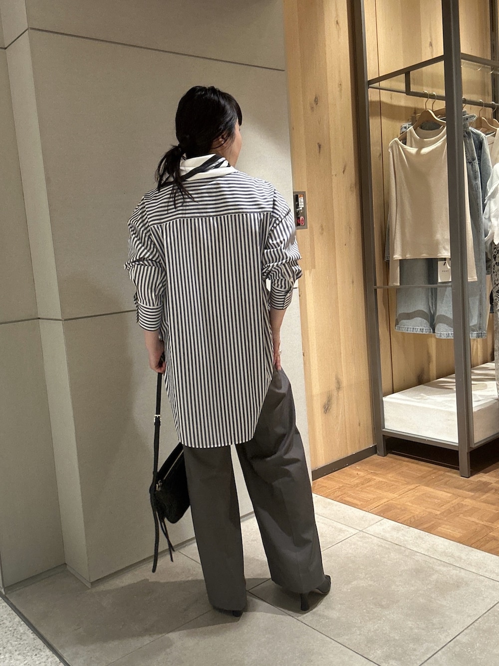 ブルー系のシャツ/ブラウス、グレー系のその他パンツ、ブラック系のサンダルを着用したレディースの冬コーディネートの2枚目の写真