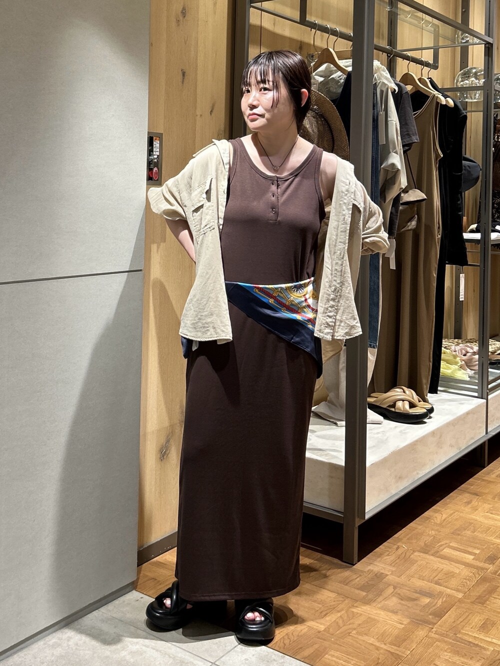 ブラウン系のワンピース、ブラウン系のワンピース、ブラック系のサンダルを着用したレディースの夏コーディネートの3枚目の写真
