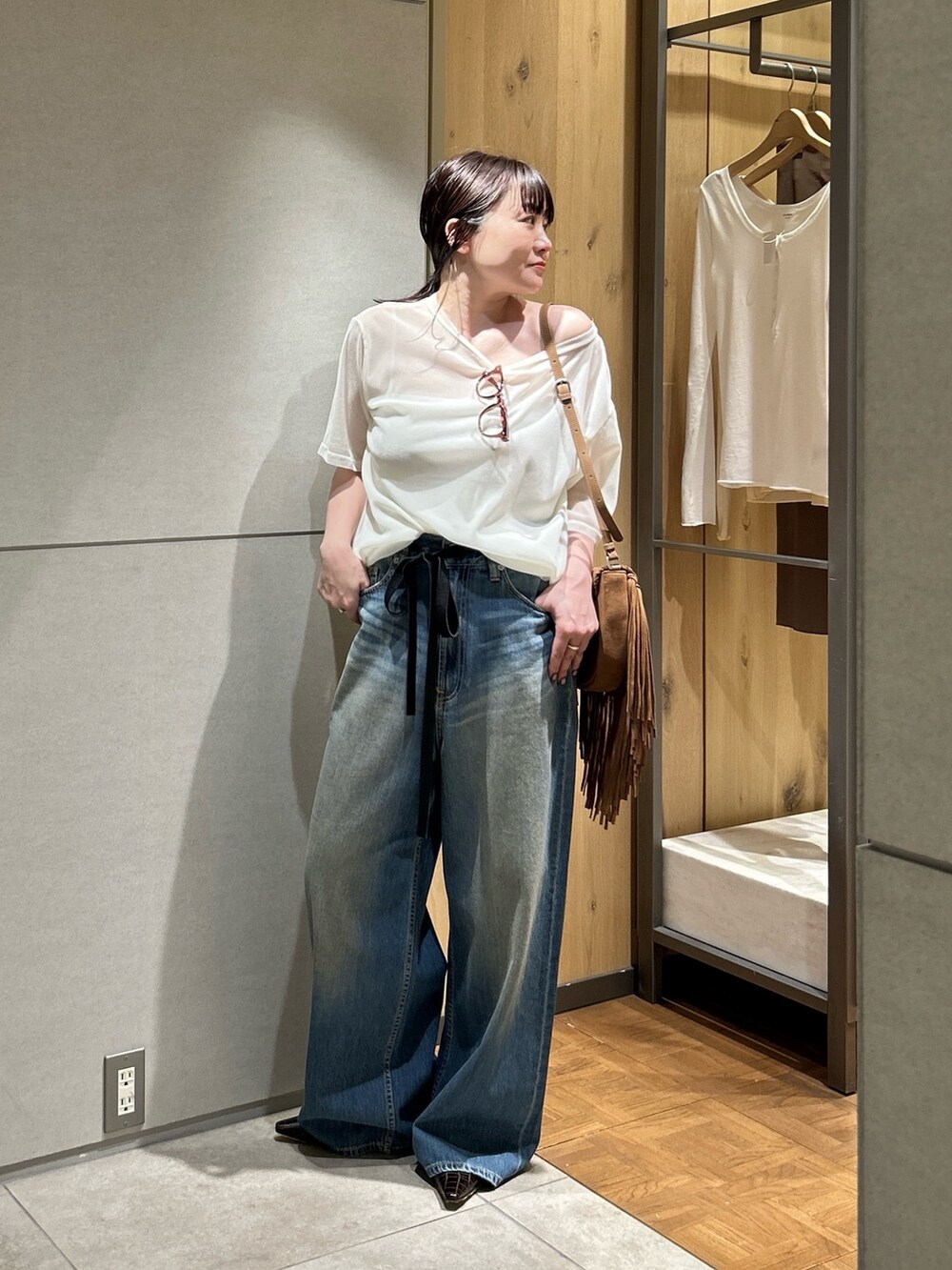 ブラウン系のその他シューズ、イエロー系のショルダーバッグ、ブルー系のデニムパンツを着用したレディースの夏コーディネートの3枚目の写真