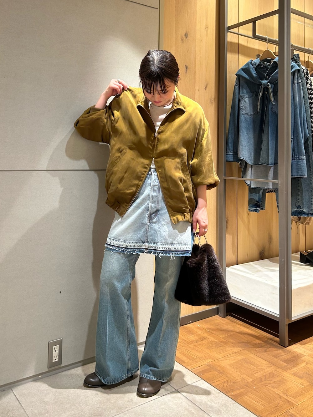 ブルー系のスカート、ブルー系のデニムパンツ、ブラウン系のその他シューズを着用したレディースの秋コーディネートの2枚目の写真