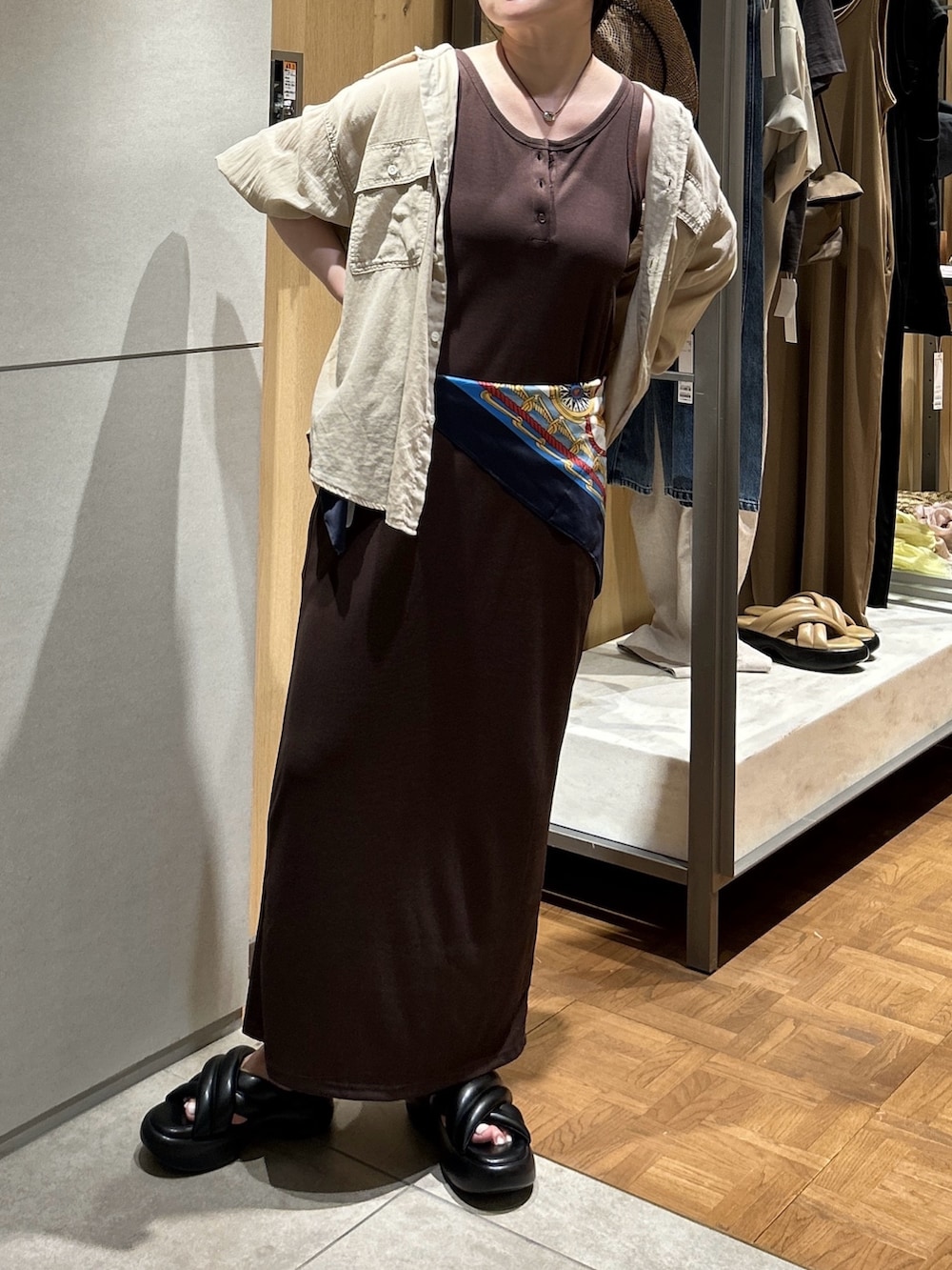 ブラウン系のワンピース、ブラウン系のワンピース、ブラック系のサンダルを着用したレディースの夏コーディネートの2枚目の写真