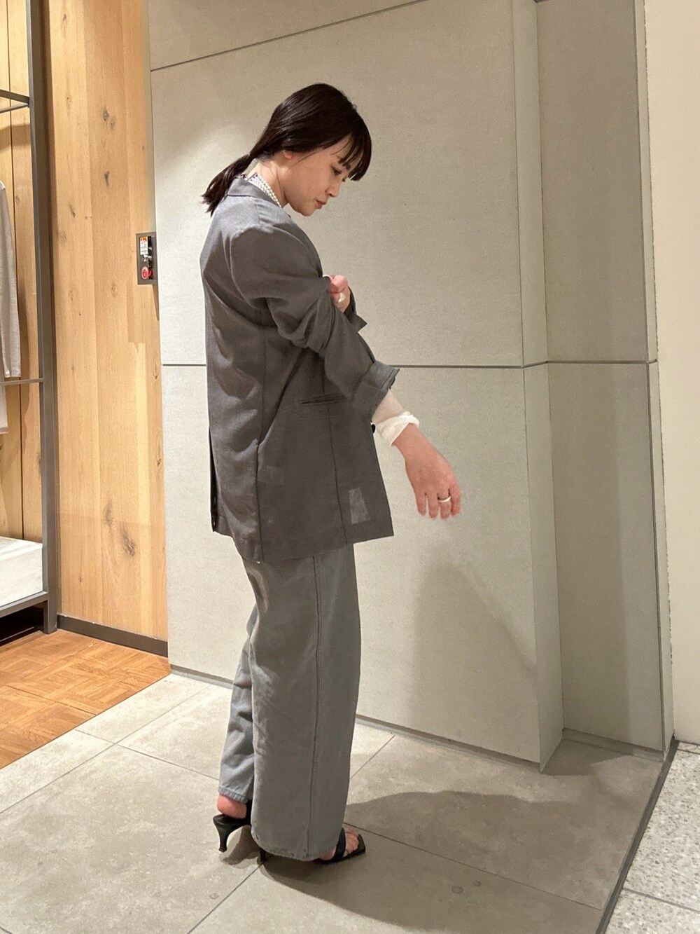 グレー系のサロペット/オーバーオール、グレー系のベスト、ブラック系のサンダルを着用したレディースの春コーディネートの2枚目の写真