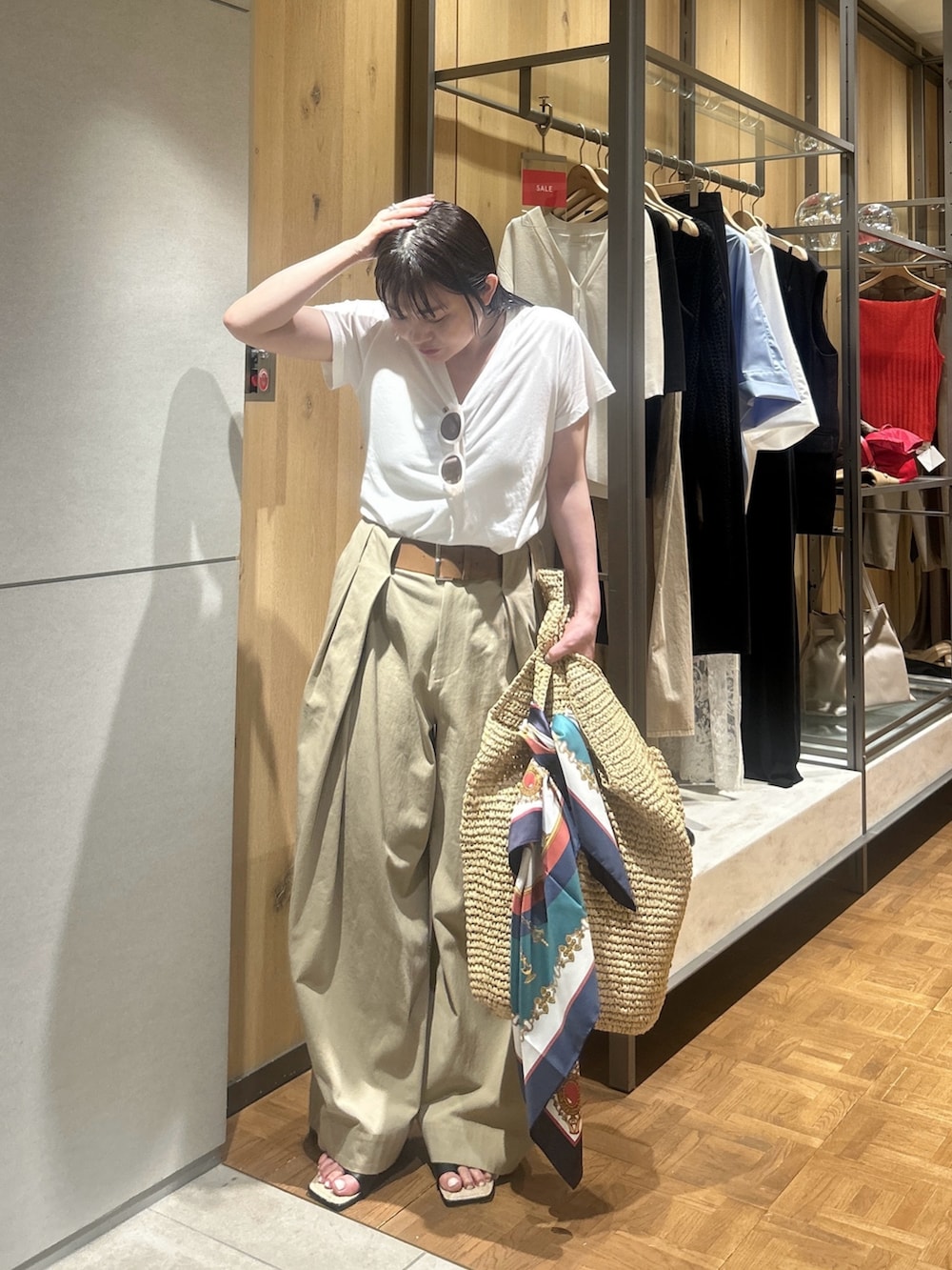 ベージュ系のその他パンツ、ホワイト系のTシャツ/カットソー、グリーン系のバンダナ/スカーフを着用したレディースの夏コーディネートの3枚目の写真